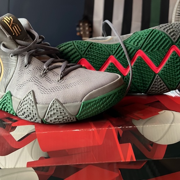 Brand new,still has paper inside,never been worn,size 10,Kyrie 4 city guardians.